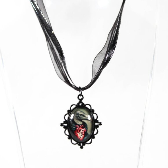 Feast of the Fallen – Gothic Vulture & Anatomical Heart Necklace - Picture 2 of 4